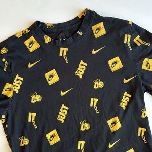 Nike 2002 Just Do It All Over Print T-Shirt Black Gold Basketball‎ Mens Small